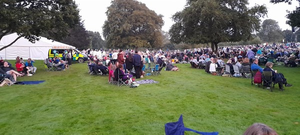 Picture of a crowd of people at Glastonbury Abbey