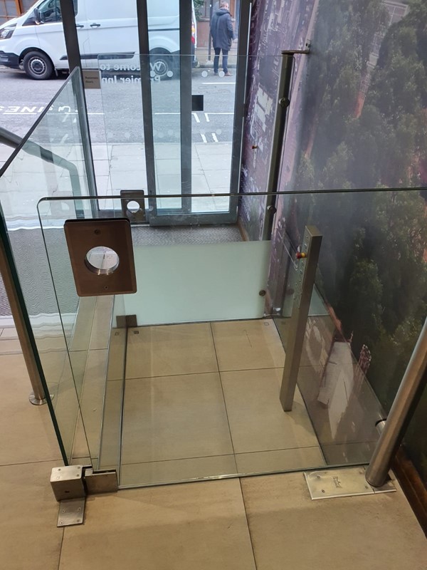 Platform lift at the entrance