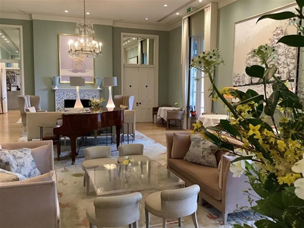Image of a dining area