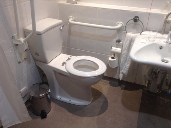 Rather awkward loo/basin arrangement