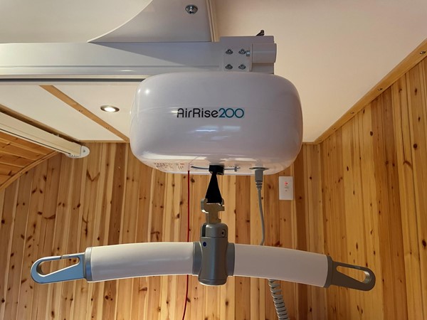 Ceiling hoist