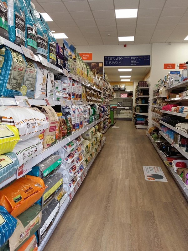 All of the shop is like this! There's only one aisle that has a structural post in it but access either side is easy peasy!