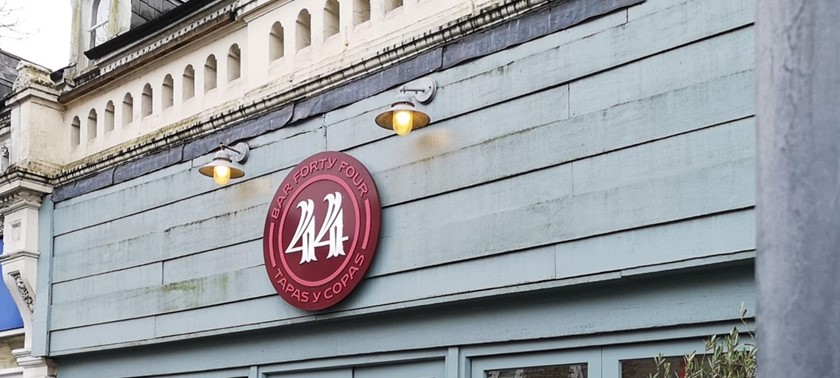 Bar 44