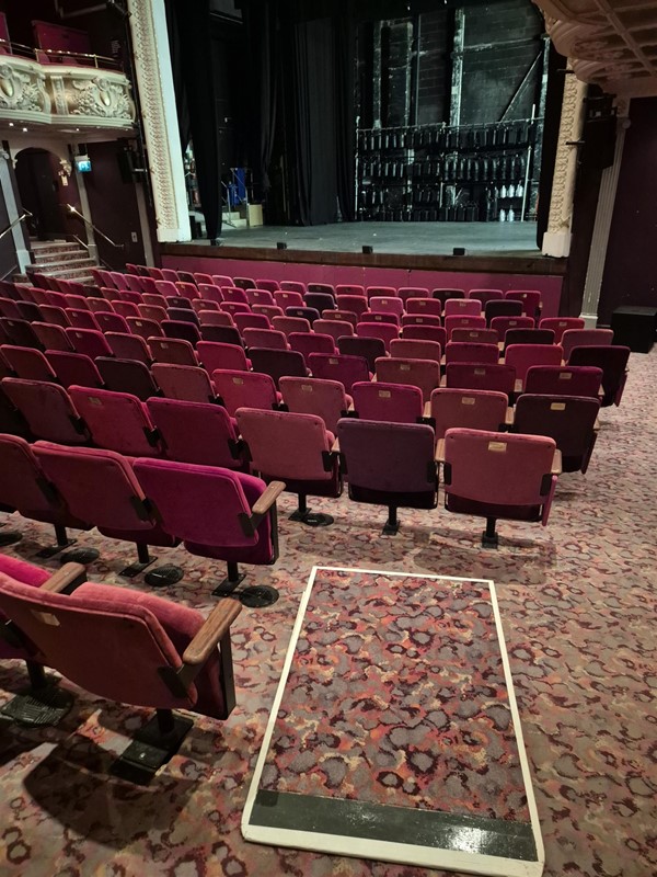 Stalls K1 with level ramp