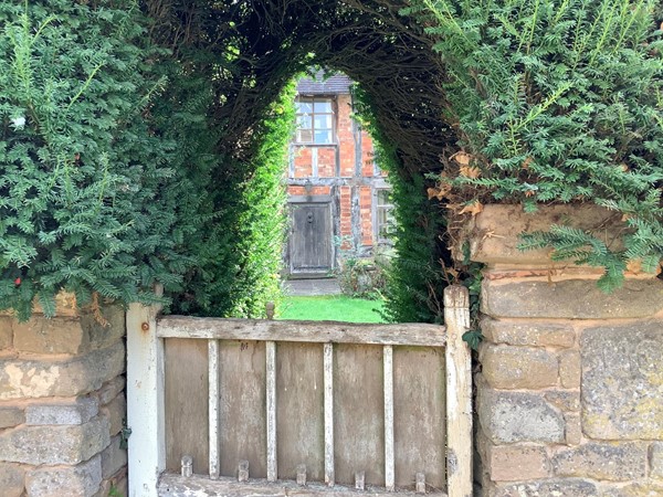 Gateway with a hedge