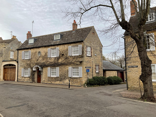 13 Chaucers house on the corner of Chaucers lane, grade 11 listed
