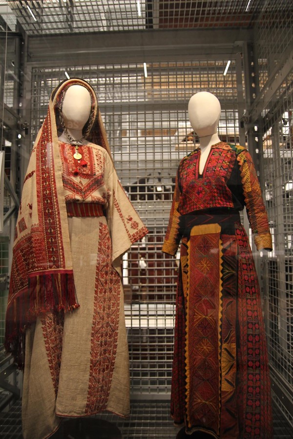 Image of two manequins