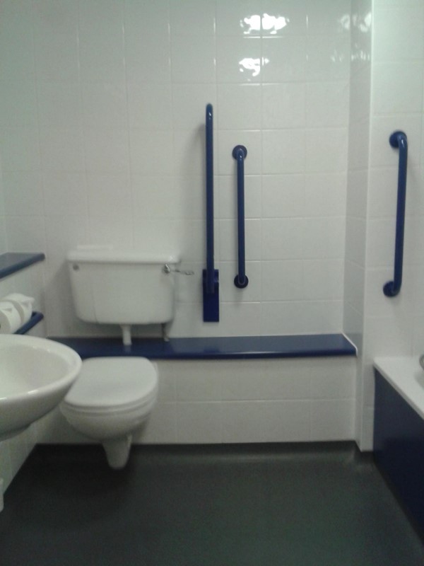 Travelodge Hotel - Inverness Fairways - Accessible Bathroom