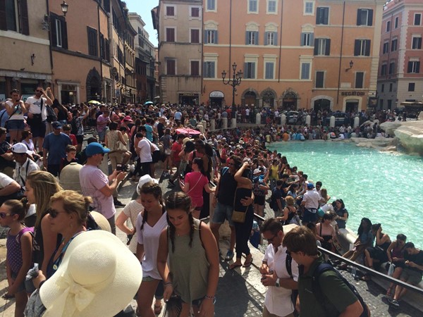 Photo of crowds at the Trevi fountain.