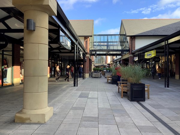 Retail outlet buildings