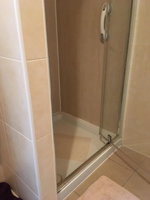 Step-in shower cubicle
