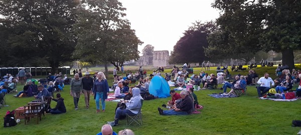 Picture of a crowd of people at Glastonbury Abbey