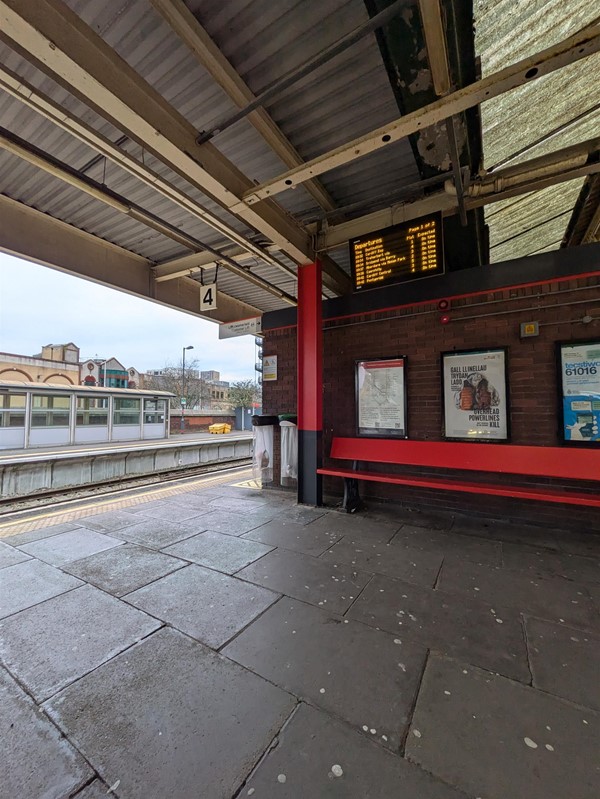 image of seating area on platform 3/4
