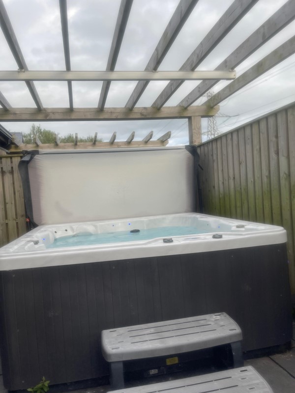 Accessible hot tub which has an outdoor hoist which is stored inside the cottage.