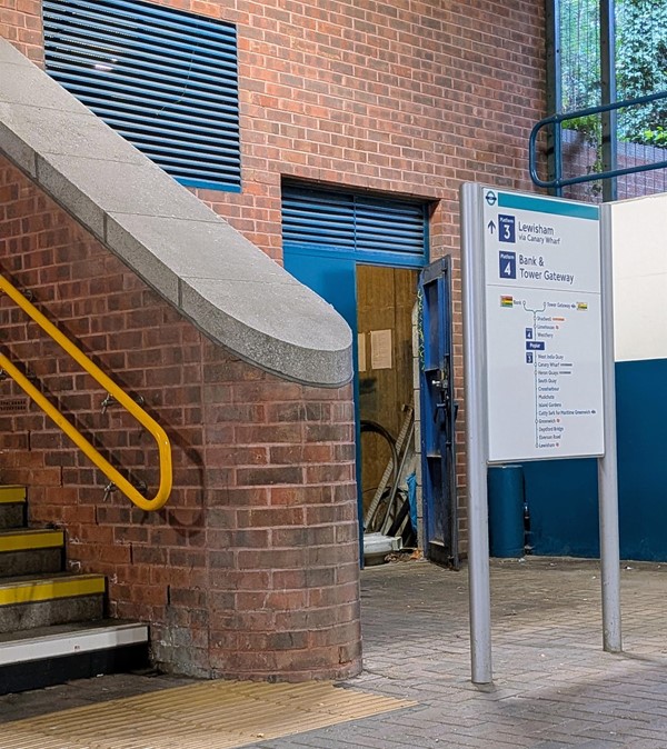 Image of stairs and signage to platforms 3 and 4 from street level
