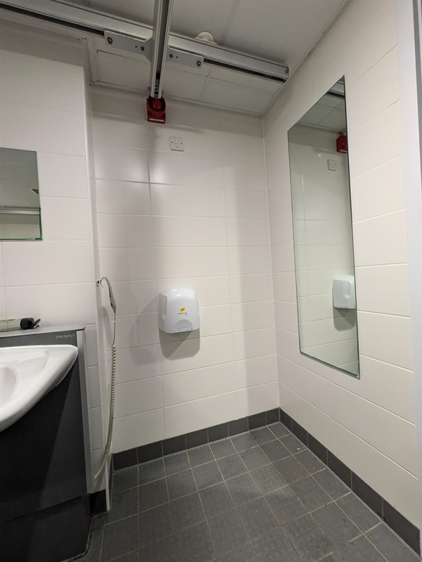 Image of the hoist track and adjustable sink