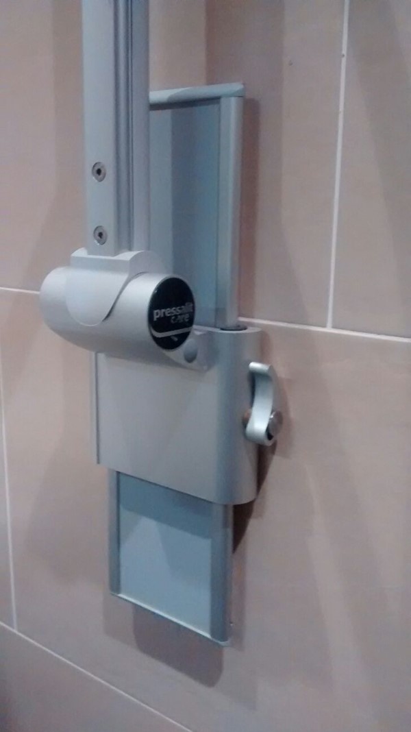 Picture of ILunion Hotel - These handles are used for the toilet, shower and to move the sink up and down.