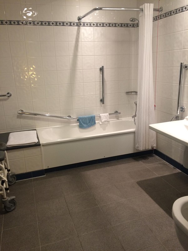 Picture of Holiday Inn, Kensington Forum - The bathroom