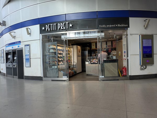 Image of 'Petit Pret' kiosk