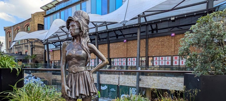 Amy Winehouse Statue