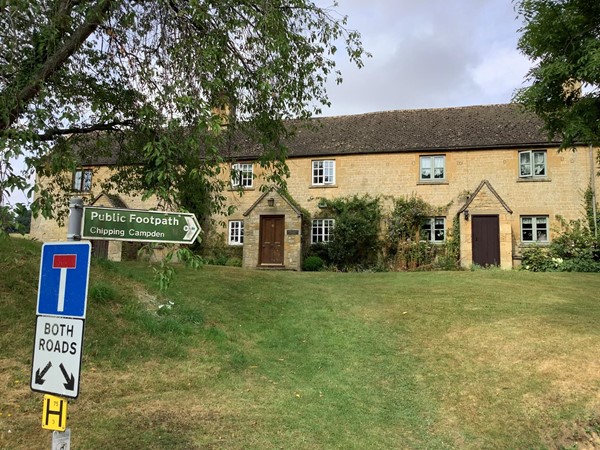 House with "Public Footpath" sign and "Dead End" sign