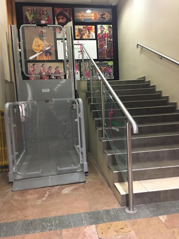 Wheelchair lift to entrance
