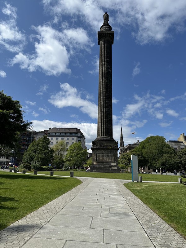 Image of tall monument at the centre of the park