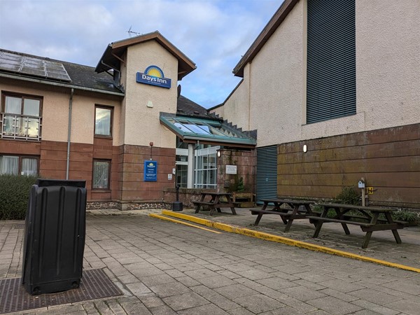 Image of entrance to Days Inn