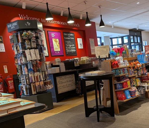 Image of counter to pay on the lower floor