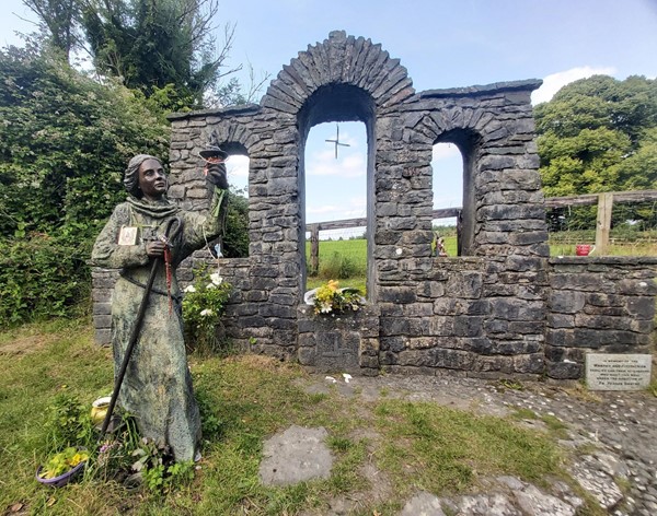 a statue and a wall