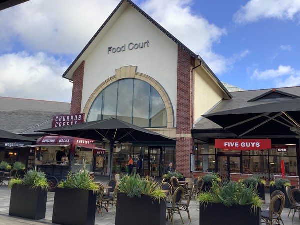 Retail outlet buildings