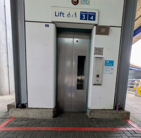 Image of lift to platforms 3 and 4