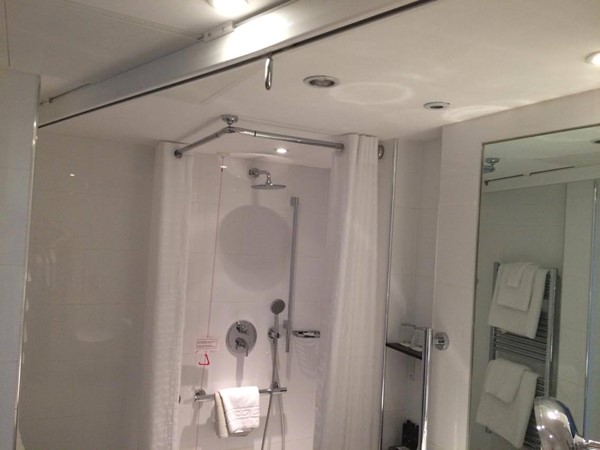 Picture of the hoist in the accessible bathroom at the Crowne Plaza, Glasgow