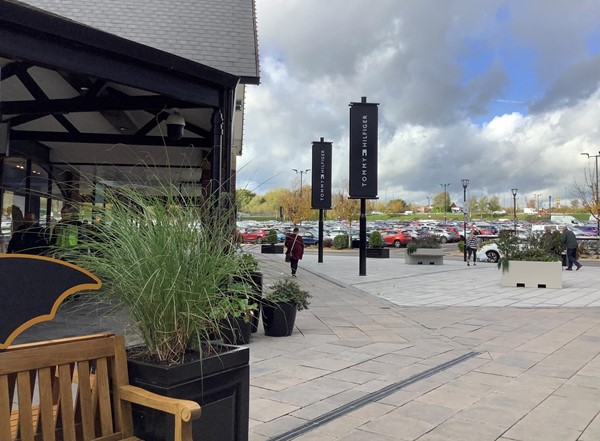 Retail outlet buildings