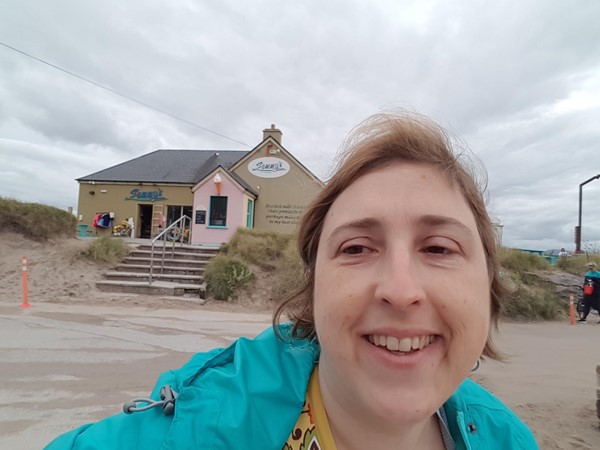 Sammy's accessible shop and cafe at Inch Beach (there's a slope up to it off to the left of the photo if you can't use the stairs